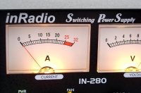Duże i czytelene wskaźniki analogowe do pomiaru prądu i napięcia w zasilaczu IN-280 inRadio